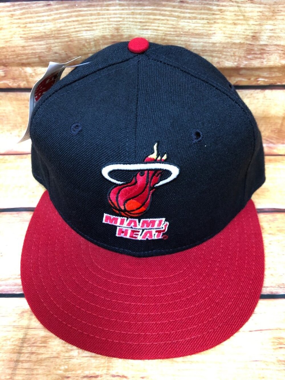 NWT NOS Vintage MIAMI HEAT New Era Pro 6 3/4 Fitted Hat NBA (E25a)